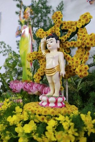 Giving Commendation Paper to those who made Lumbini Garden at Home